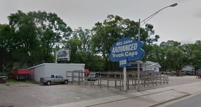 Henrys Hamburgers - Lansing - 3301 S Cedar St (newer photo)